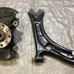 2012-2019 Volkswagen Beetle Passenger Front Knee Spindle Hub w/ Control Arm / 26K VB009