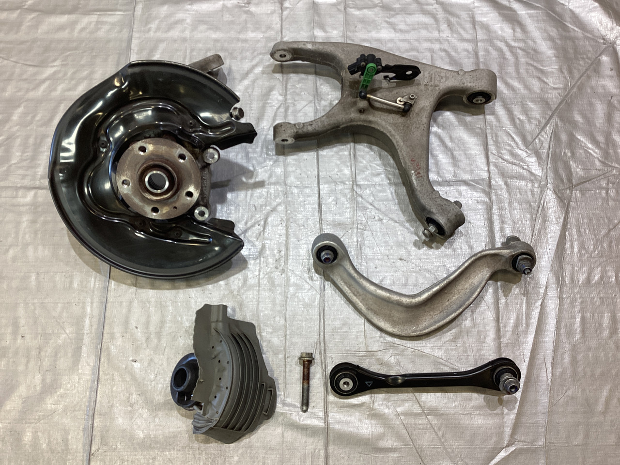 2015-2018 Porsche Macan S GTS Turbo Passenger Rear Spindle Hub w/ Control Arms / 117K PM004