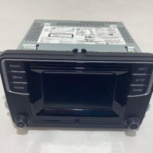 2018-2019 Volkswagen Beetle OEM 5" Radio Head Unit Display / 561035150B / VB009